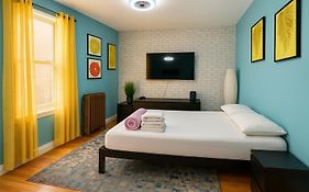 Modern Xl Queen Room Comfort & Character In Harlem