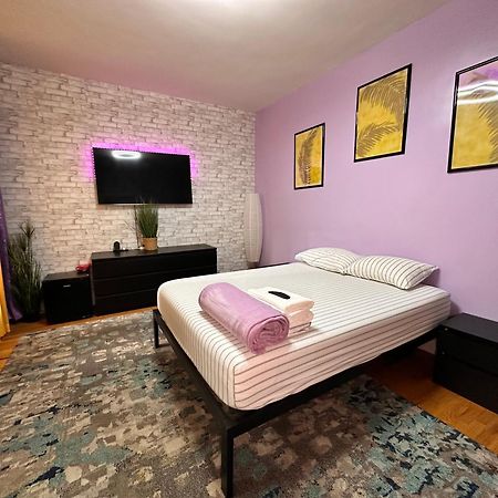 King Size Room In Manhattan Central Harlem New York City Exterior photo